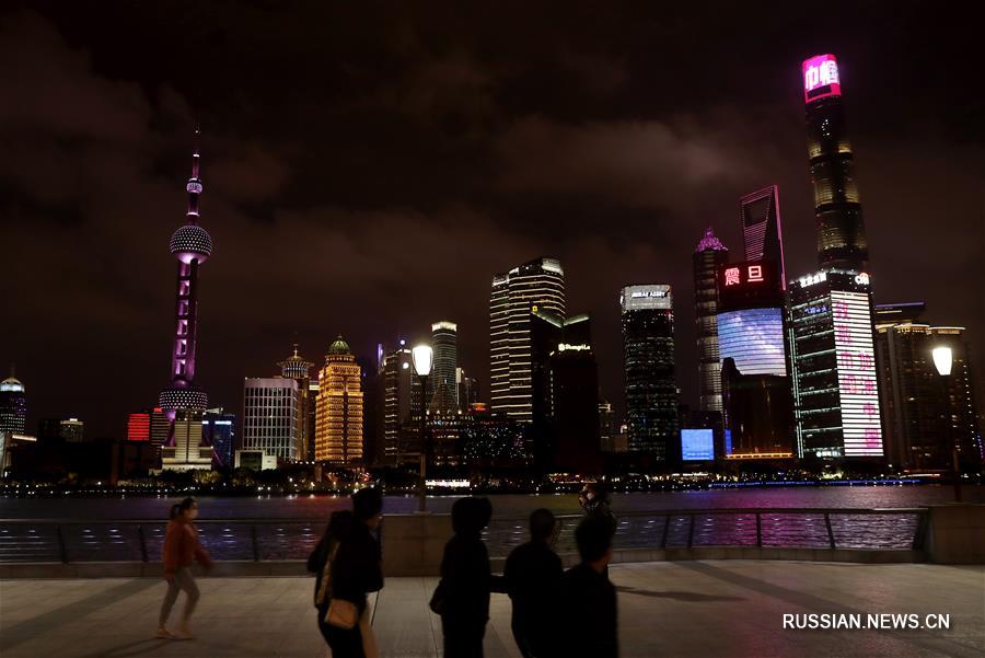 Розовая подсветка высотных зданий Шанхая в Международный женский день