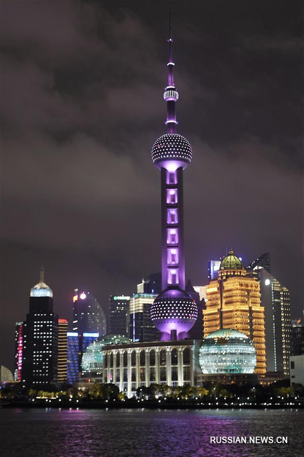 Розовая подсветка высотных зданий Шанхая в Международный женский день