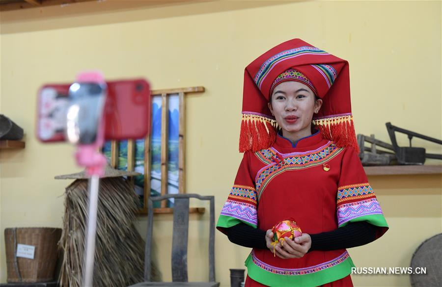 "Саньюэсань" -- Уроки традиционной чжуанской культуры в прямом эфире