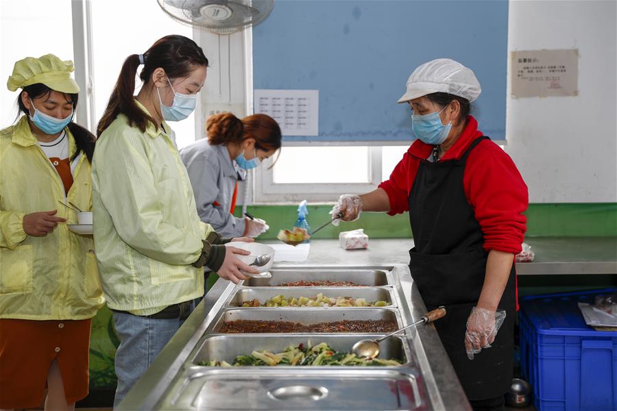 Город Чунцин прилагает усилия для удовлетворения потребности работников местных предприятий в приеме пищи 