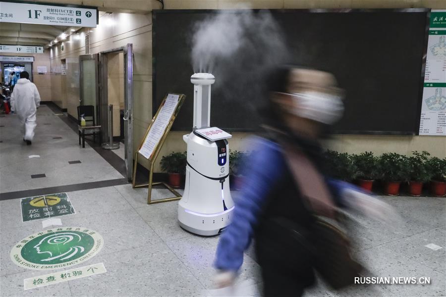 Робот-дезинфектор помогает бороться с эпидемией в Ухане
