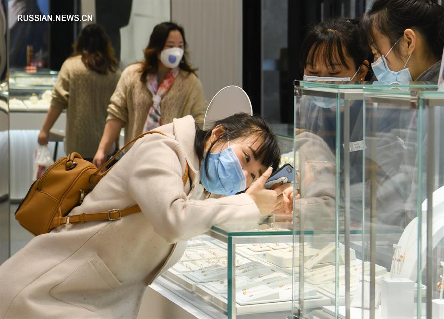 Жизнь в городе Ичан в Хубэе постепенно возвращается в привычное русло