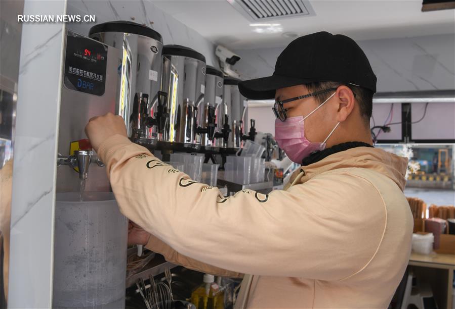 Жизнь в городе Ичан в Хубэе постепенно возвращается в привычное русло