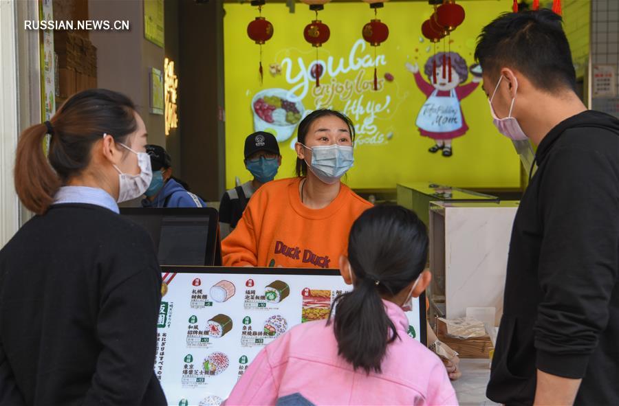 Жизнь в городе Ичан в Хубэе постепенно возвращается в привычное русло