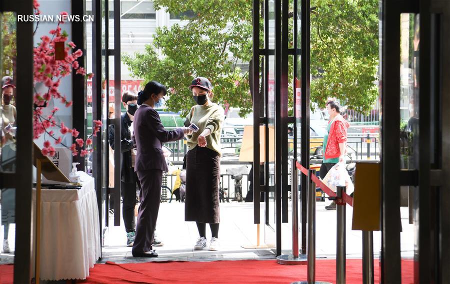 Жизнь в городе Ичан в Хубэе постепенно возвращается в привычное русло