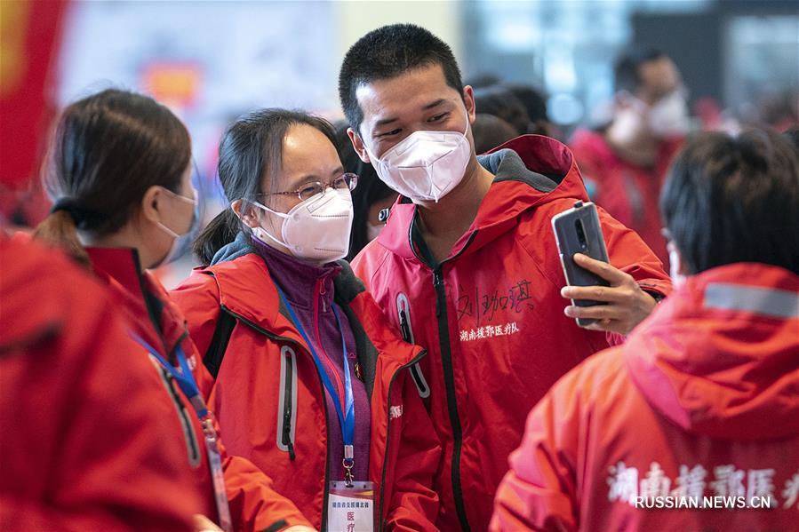Медики из провинции Хунань вернулись домой из Хуангана