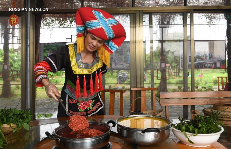  В Гуанси готовят пятицветный клейкий рис по случаю традиционного праздника