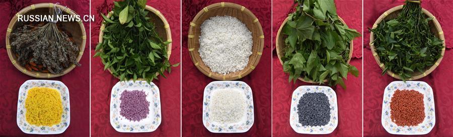  В Гуанси готовят пятицветный клейкий рис по случаю традиционного праздника