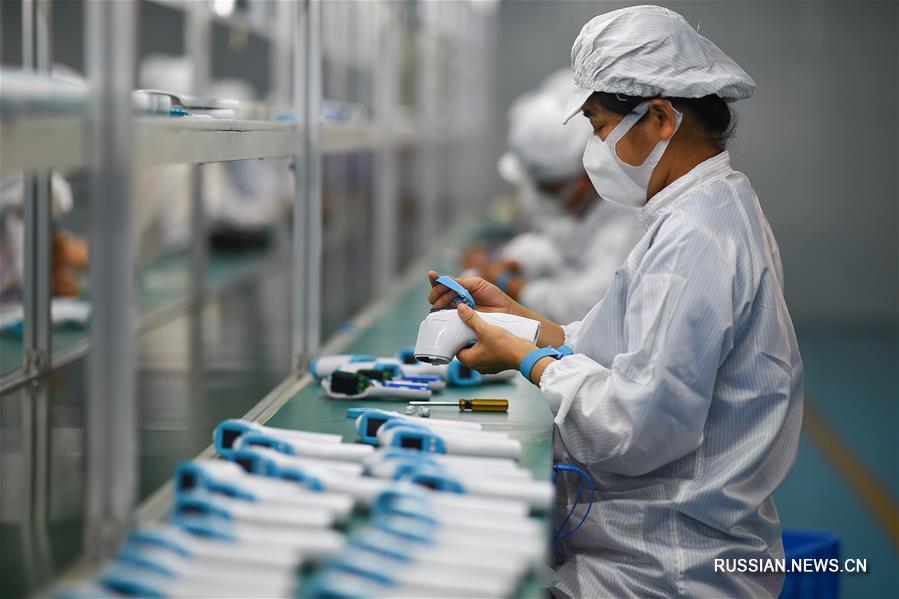 Увеличивая производство медицинских изделий, предприятия помогают борьбе с эпидемией