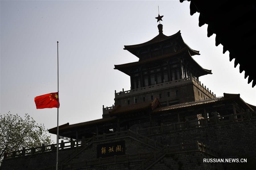 В Китае почтили память жертв COVID-19 