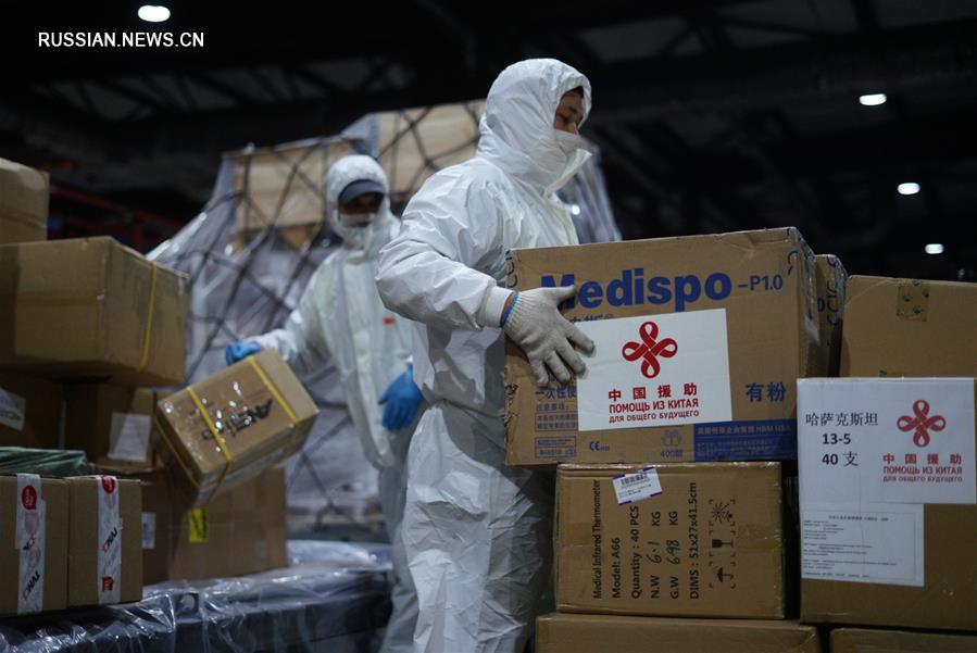 Груз медицинских изделий для борьбы с эпидемией прибыл в Алматы из Китая