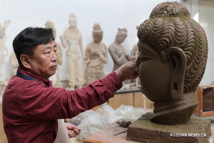 Ду Юнвэй -- мастер дуньхуанской цветной скульптуры