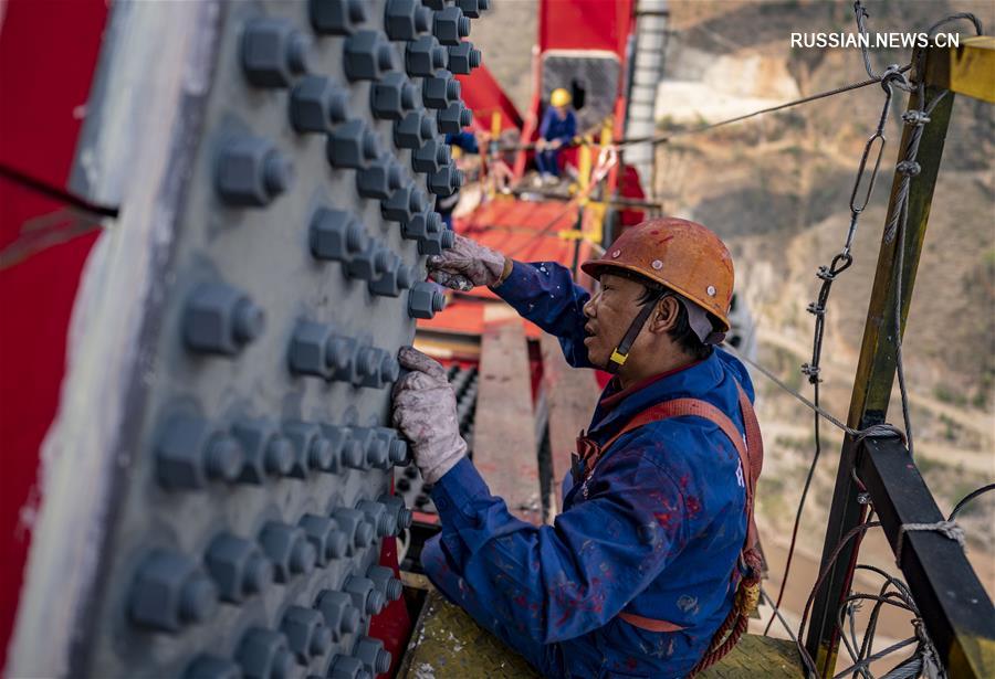 На 154-метровую опору Юаньцзянского мегамоста Китайско-лаосской железной дороги установлена решетчатая балка