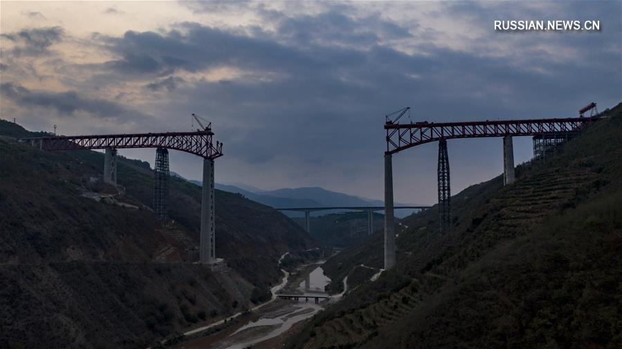 На 154-метровую опору Юаньцзянского мегамоста Китайско-лаосской железной дороги установлена решетчатая балка