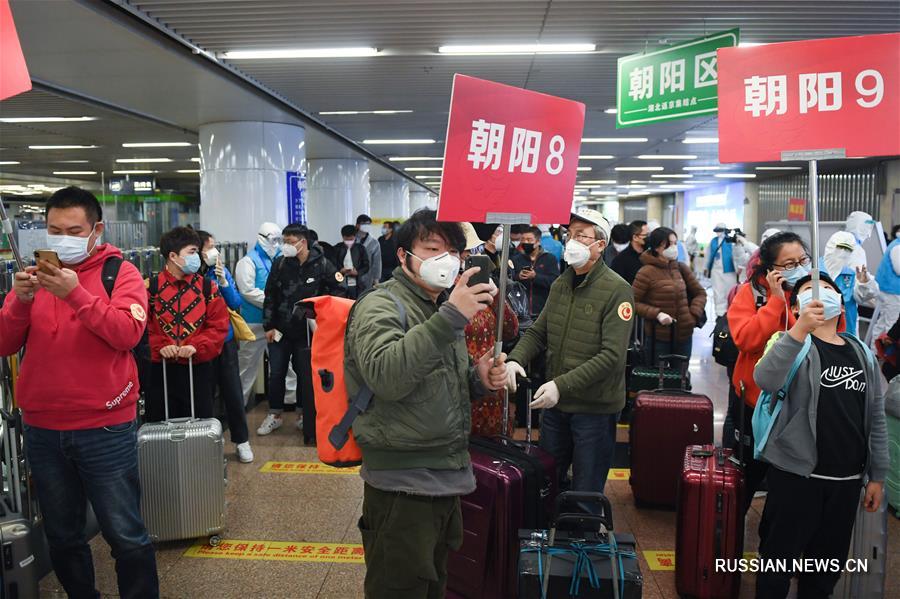 Первый поезд из "открытого" Уханя прибыл на вокзал "Пекин-Запад"