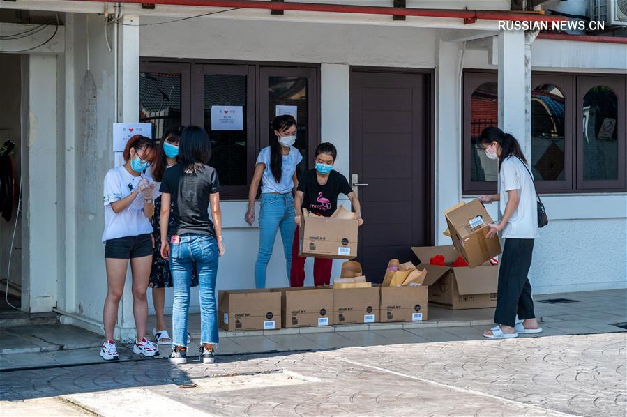  Обучающиеся в Малайзии китайские студенты получили "посылки здоровья" от посольства КНР