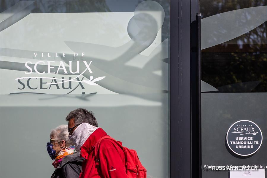 В некоторых городах Франции жителям требуется носить маски при выходе на улицы