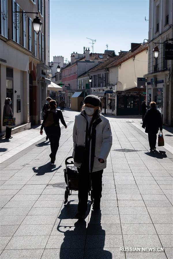 В некоторых городах Франции жителям требуется носить маски при выходе на улицы