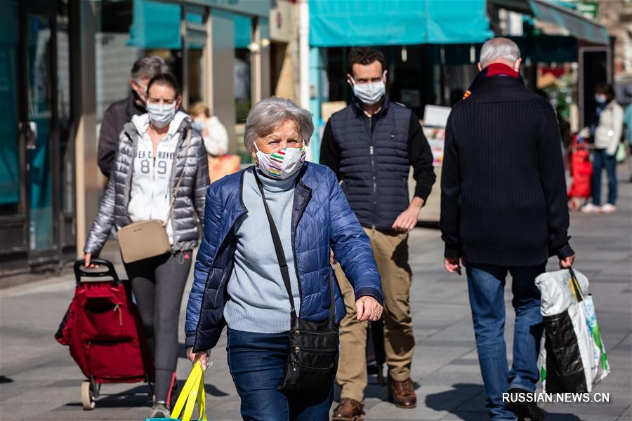 В некоторых городах Франции жителям требуется носить маски при выходе на улицы