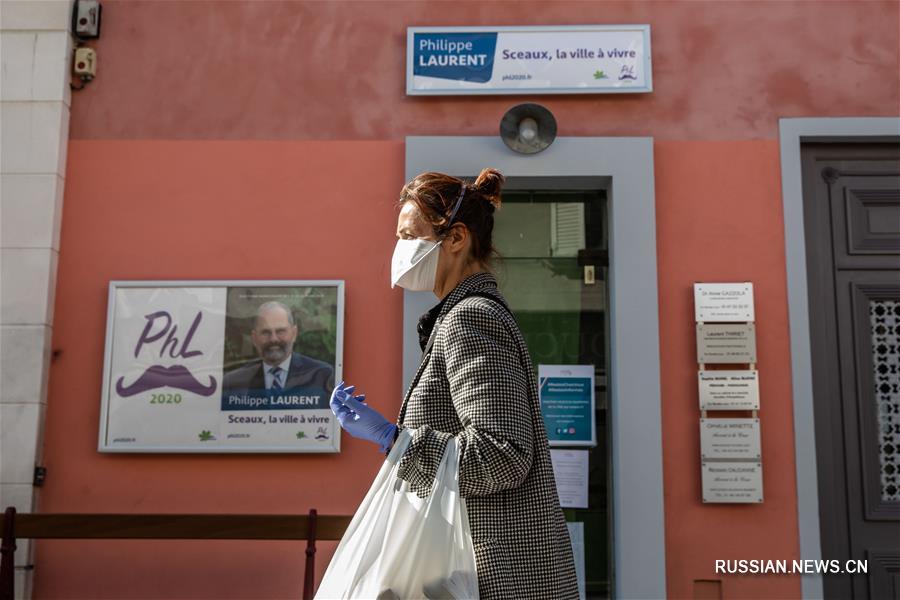 В некоторых городах Франции жителям требуется носить маски при выходе на улицы