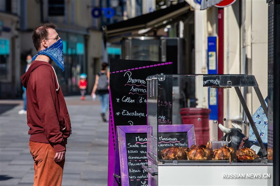 В некоторых городах Франции жителям требуется носить маски при выходе на улицы