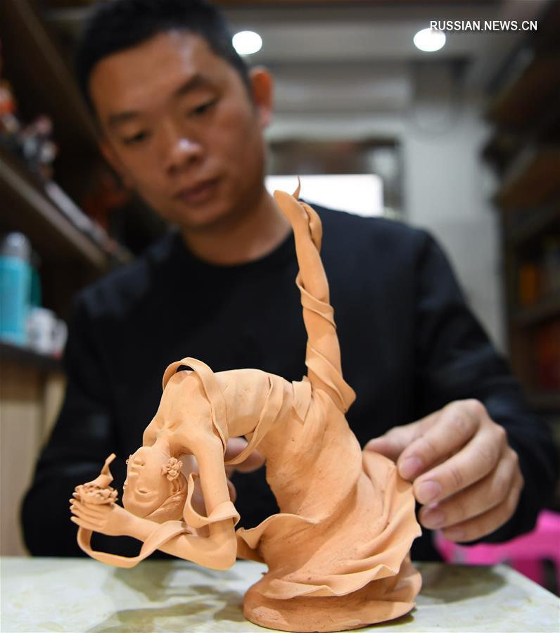 Глиняные фигурки из Дау -- культурное наследие на кончиках пальцев