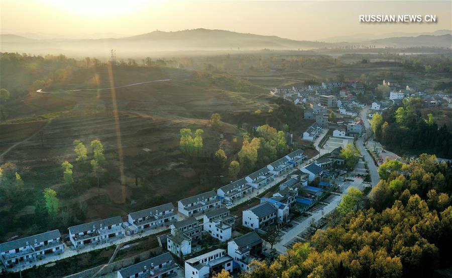 Рассвет над городком в горах Циньлиншань