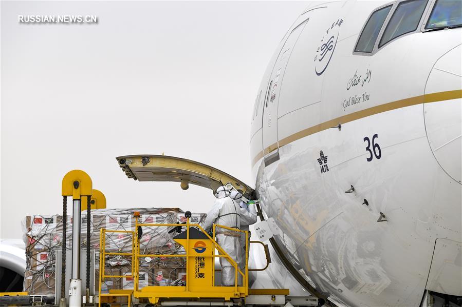 Группа китайских медицинских экспертов по борьбе с эпидемией COVID-19 вылетела в Саудовскую Аравию