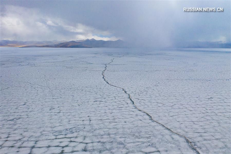 На озере Пума-Юмцо вскрылся лед