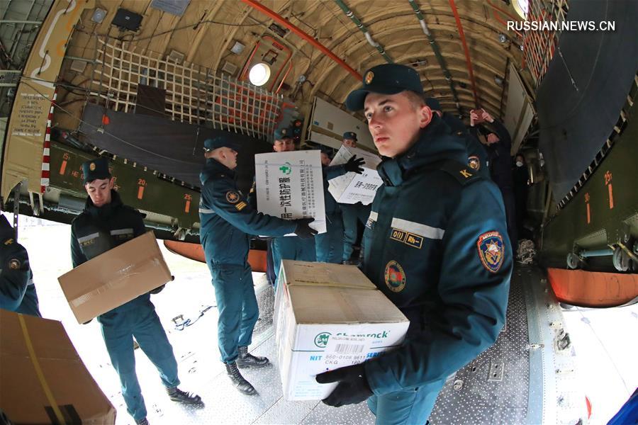 Китай передал Беларуси более 30 тонн гуманитарного груза