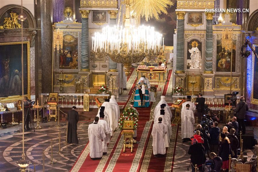 Пасхальное богослужение в Казанском соборе в Петербурге прошло без прихожан