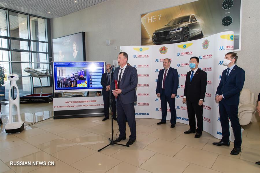 Резидент "Великого камня" передал Минздраву Беларуси робота для измерения температуры 