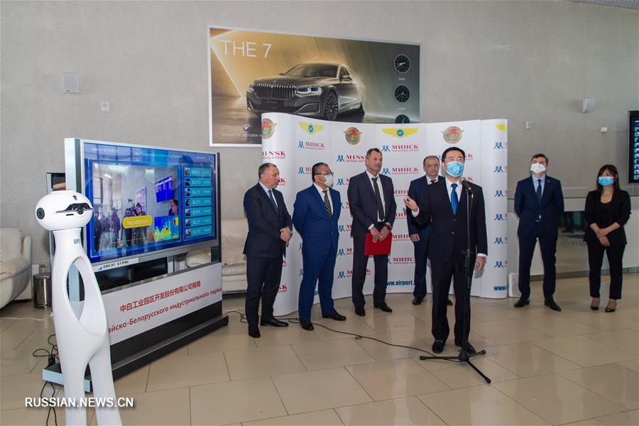 Резидент "Великого камня" передал Минздраву Беларуси робота для измерения температуры 