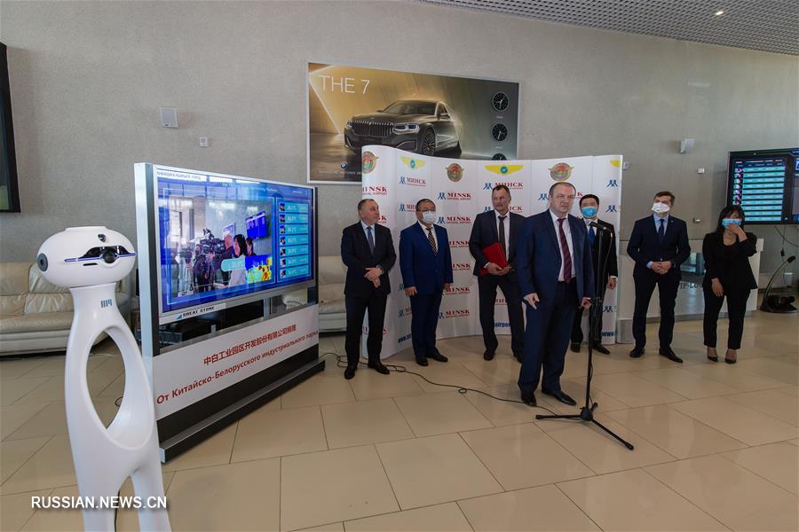 Резидент "Великого камня" передал Минздраву Беларуси робота для измерения температуры 