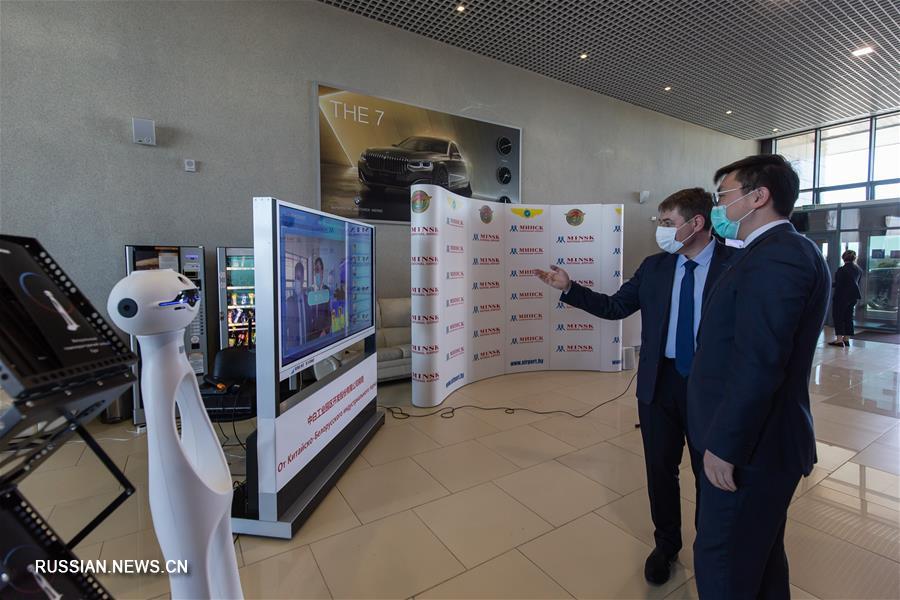 Резидент "Великого камня" передал Минздраву Беларуси робота для измерения температуры 