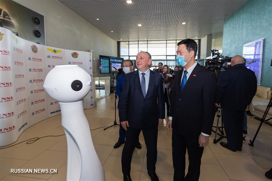 Резидент "Великого камня" передал Минздраву Беларуси робота для измерения температуры 