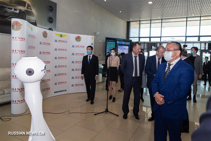 Резидент "Великого камня" передал Минздраву Беларуси робота для измерения температуры 