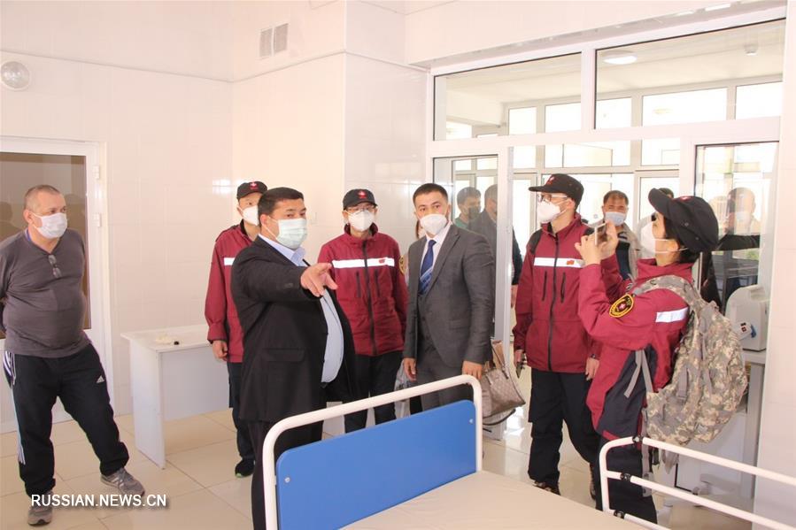 Молодой узбекский переводчик помогает группе медицинских экспертов из Китая