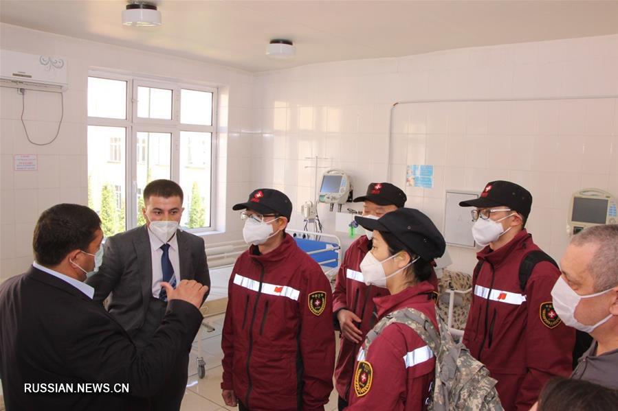 Молодой узбекский переводчик помогает группе медицинских экспертов из Китая