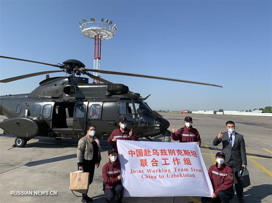 Молодой узбекский переводчик помогает группе медицинских экспертов из Китая