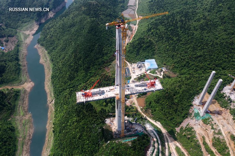 Возобновлено строительство Сянцзянского большого моста на скоростном шоссе Цзуньи -- Юйцин