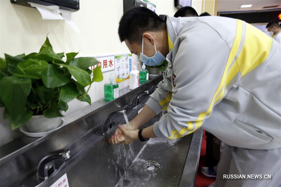 Столичные старшеклассники вернулись в школу