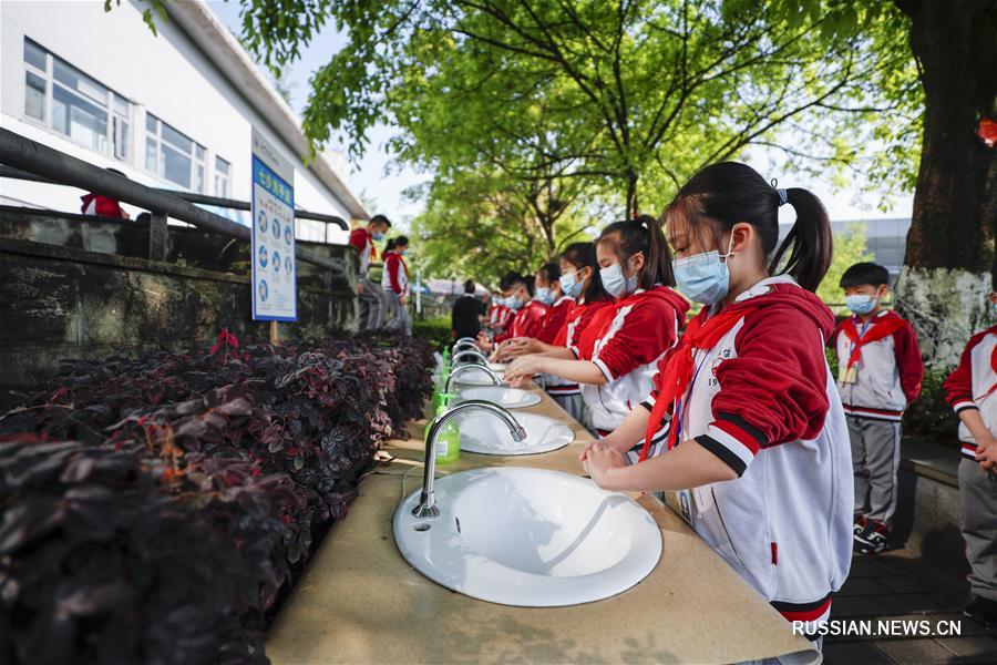 Школьники в Чунцине возвращаются за парты