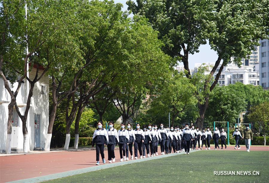 Учащиеся средней школы г. Цзинань на уроках физкультуры получают нагрузку низкой и средней интенсивности