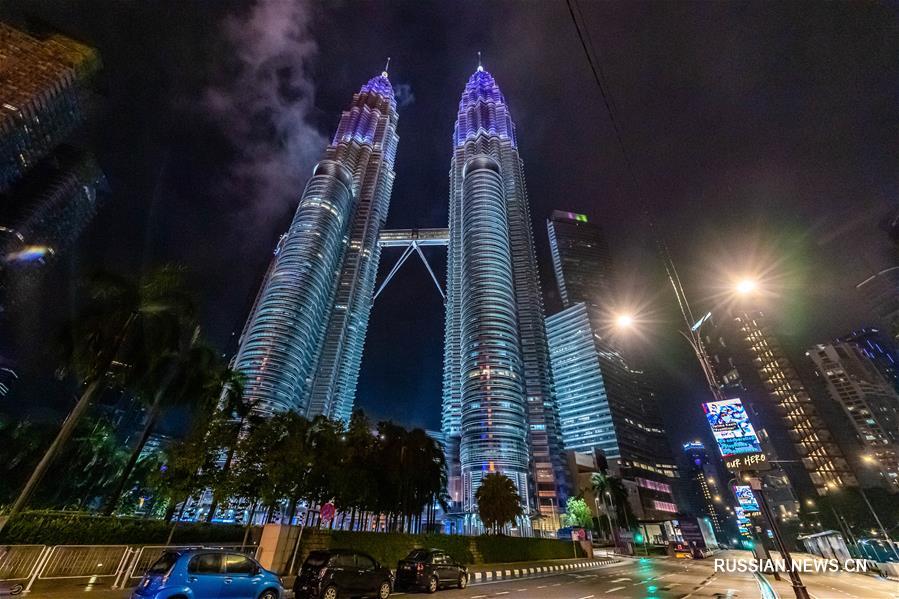 На зданиях-символах Малайзии зажгли синюю иллюминацию в честь работников, борющихся с COVID-19 на передовой 
