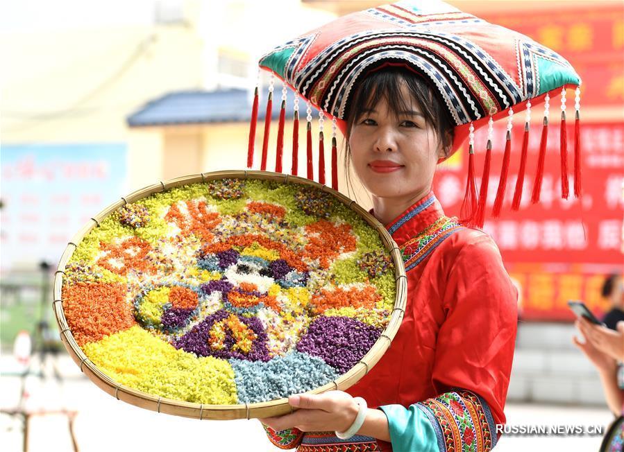 Блюда из разноцветного клейкого риса -- символ благополучия и богатого урожая для некоторых нацменьшинств в Китае