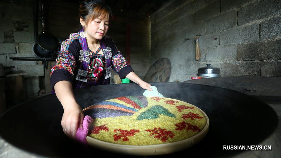 Блюда из разноцветного клейкого риса -- символ благополучия и богатого урожая для некоторых нацменьшинств в Китае