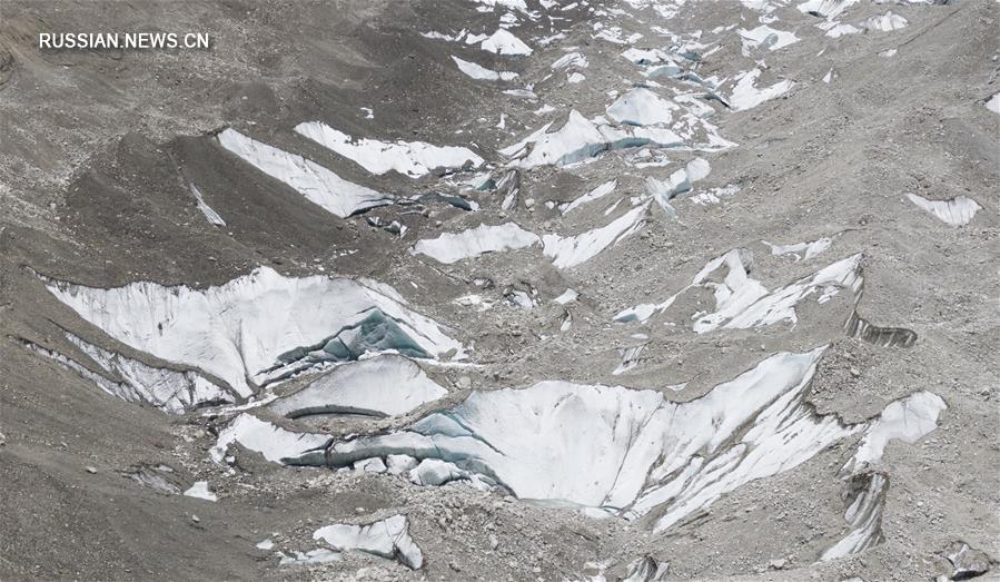 Ледник Средний Ронгбук у горы Джомолунгма