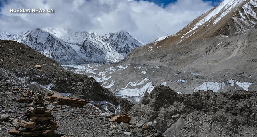 Ледник Средний Ронгбук у горы Джомолунгма