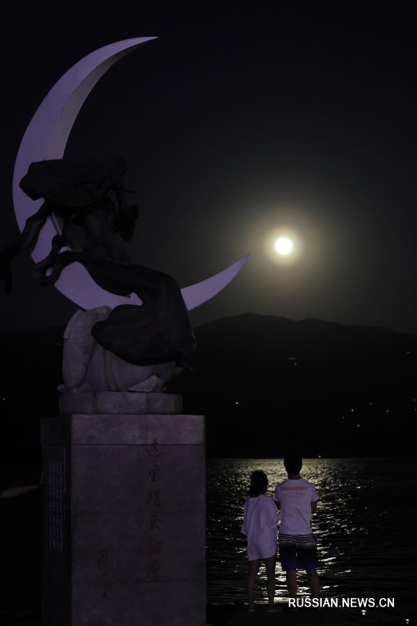 Над озером Цюнхай на юго-западе Китая наблюдалась "Супер-Луна"